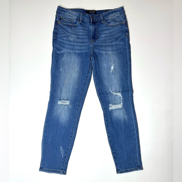 Judy Blue Denim - Judy Blue Women’s Relaxed Fit Distressed Jeans
Size- 30